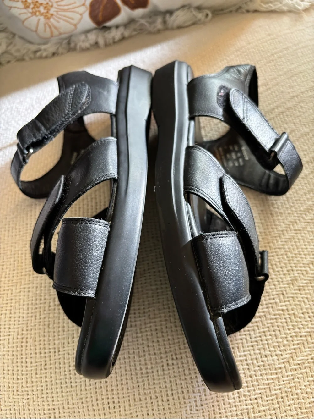 Propét Comfort Walking Shoe Sandals Black Adjustable Cross Strap Size 10